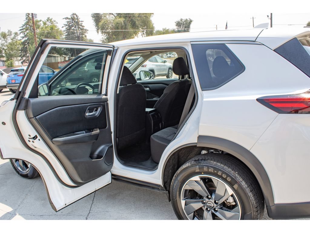 Used 2024 Nissan Rogue SV AWD/4WD image 13