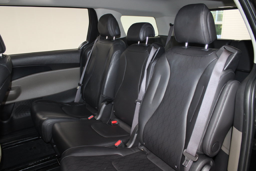 Used 2025 Kia Carnival FWD image 17