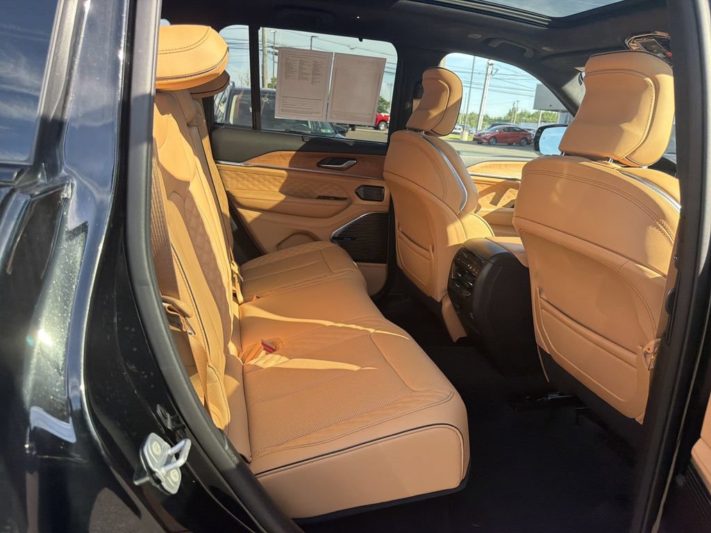 Used 2023 Jeep Grand Cherokee Summit AWD/4WD image 17