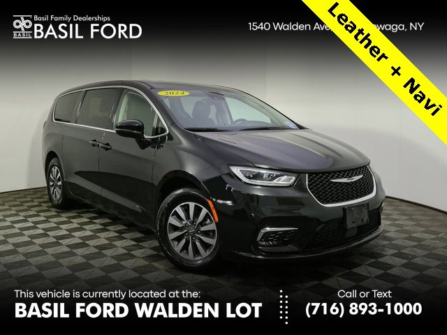 Used 2024 Chrysler Pacifica Select