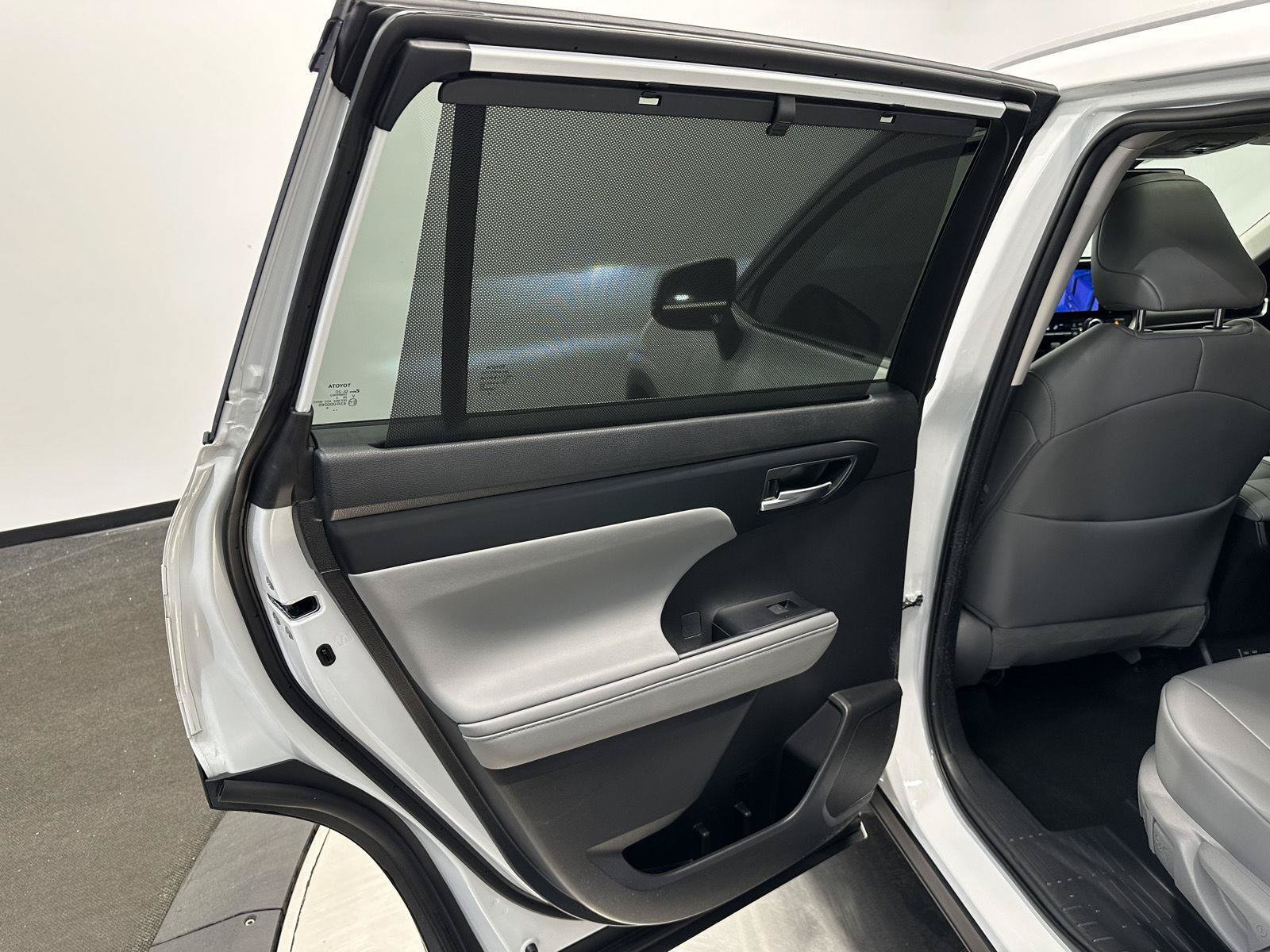 Used 2023 Toyota Highlander XLE FWD image 24