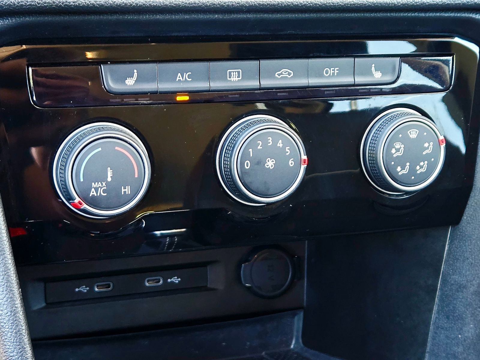 Used 2023 Volkswagen Taos SE w/ Black Wheel Package image 15