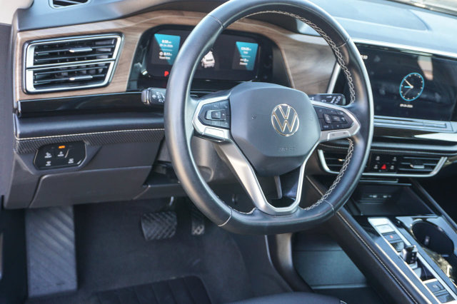 Used 2025 Volkswagen Atlas SE AWD/4WD image 13