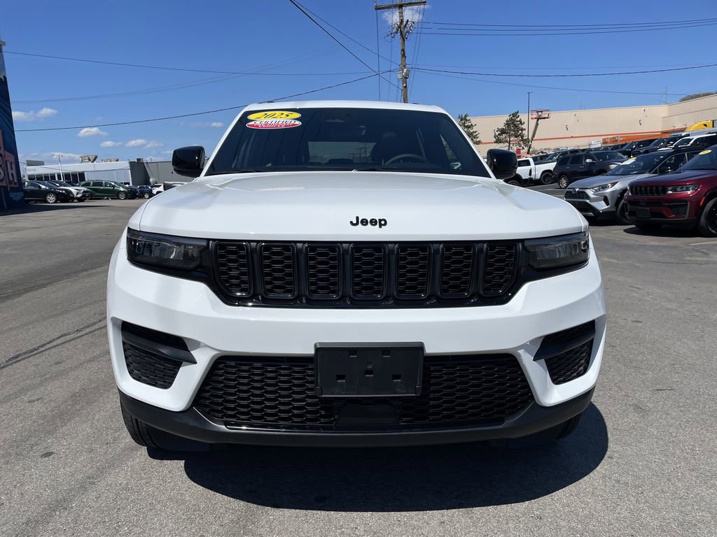 Used 2025 Jeep Grand Cherokee Altitude AWD/4WD image 5