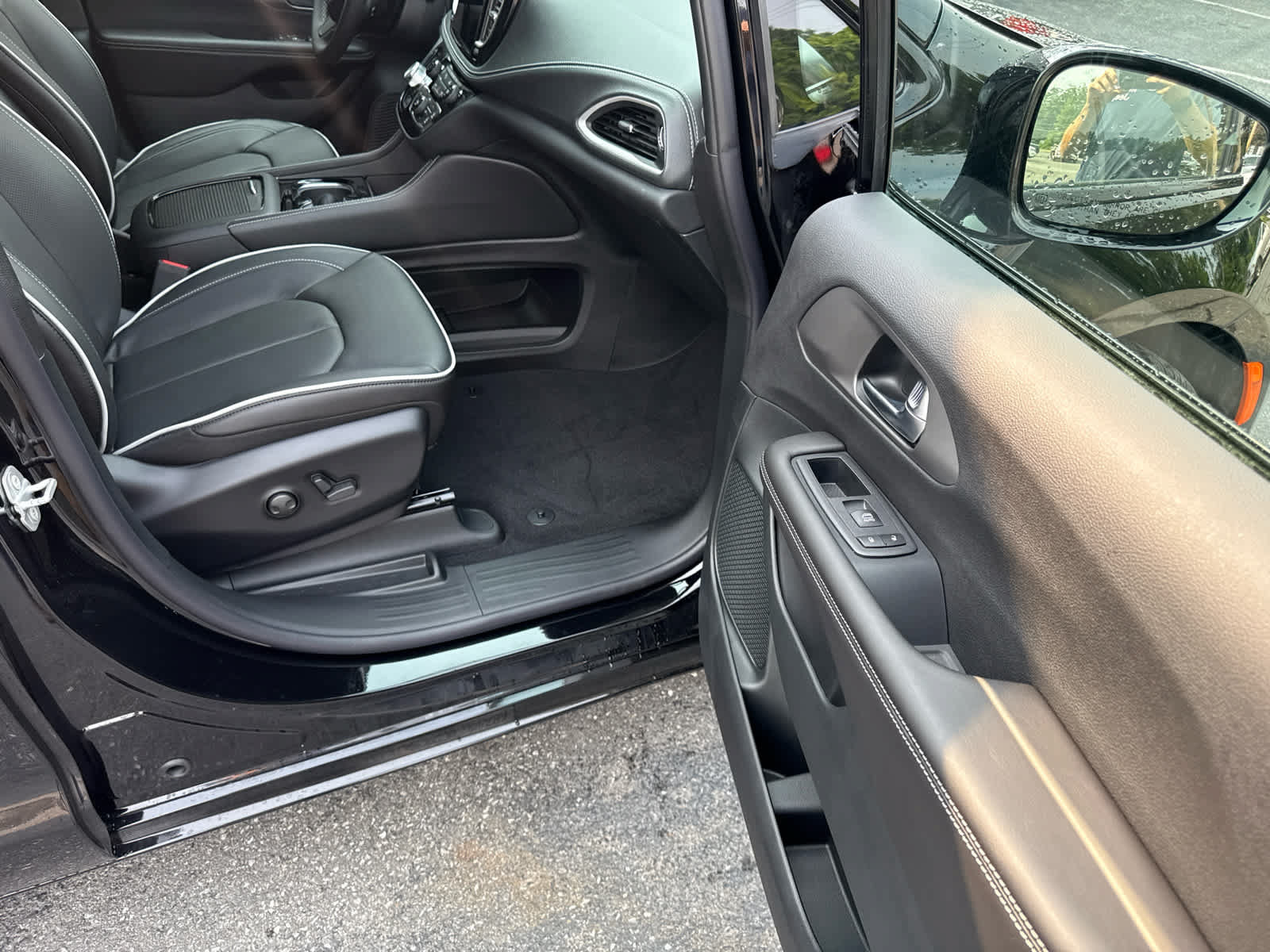 New 2027 Chrysler Pacifica Limited AWD/4WD image 14