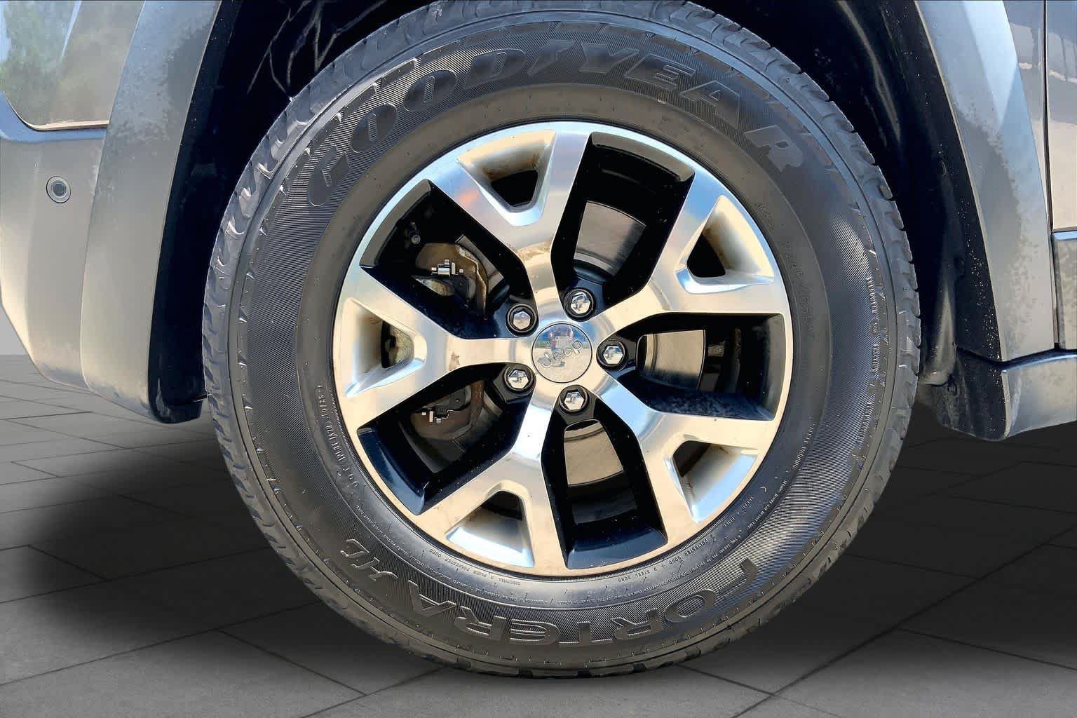 Used 2017 Jeep Cherokee Trailhawk AWD/4WD image 10