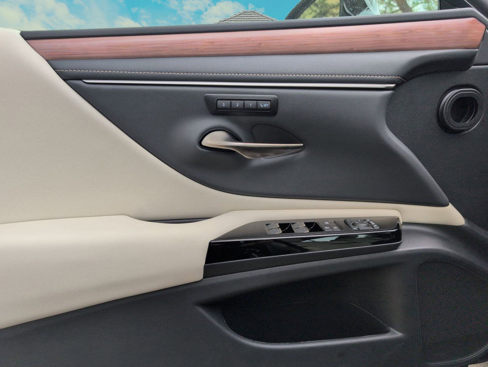 Used 2025 Lexus ES 300h w/ Premium Package image 12