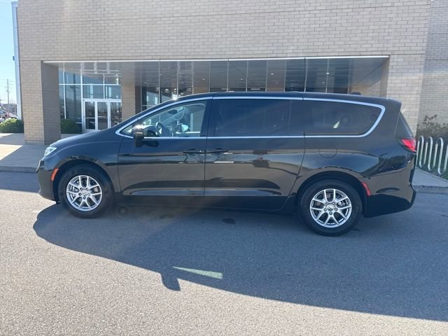 Used 2023 Chrysler Pacifica Touring-L