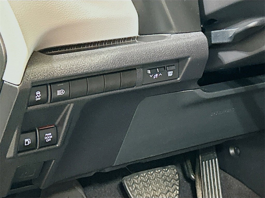 Used 2025 Toyota Sienna LE image 8