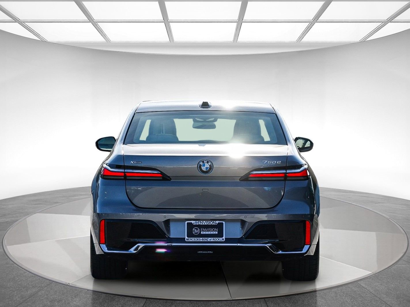 Used 2026 BMW 750e xDrive image 3