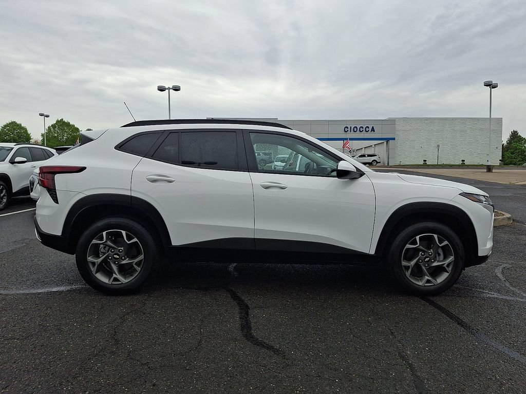 Used 2025 Chevrolet Trax LT FWD image 10