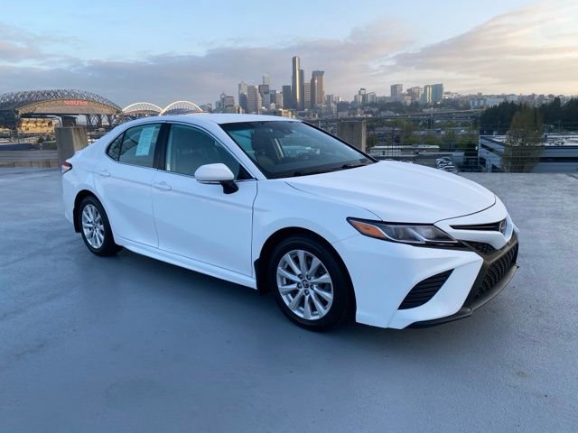Used 2020 Toyota Camry SE FWD image 1