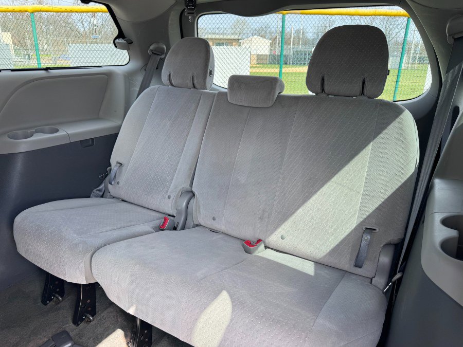 Used 2016 Toyota Sienna LE image 9