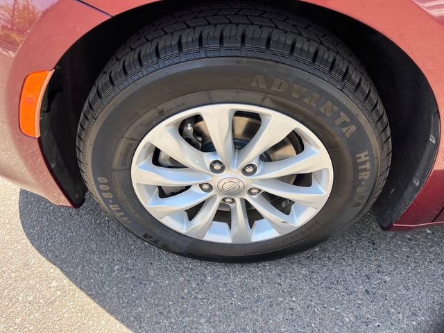 Used 2019 Chrysler Pacifica Touring-L FWD image 2