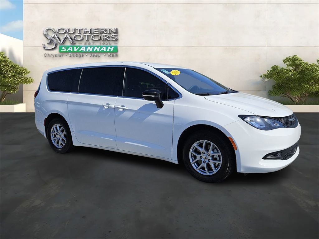 Used 2025 Chrysler Voyager LX image 7