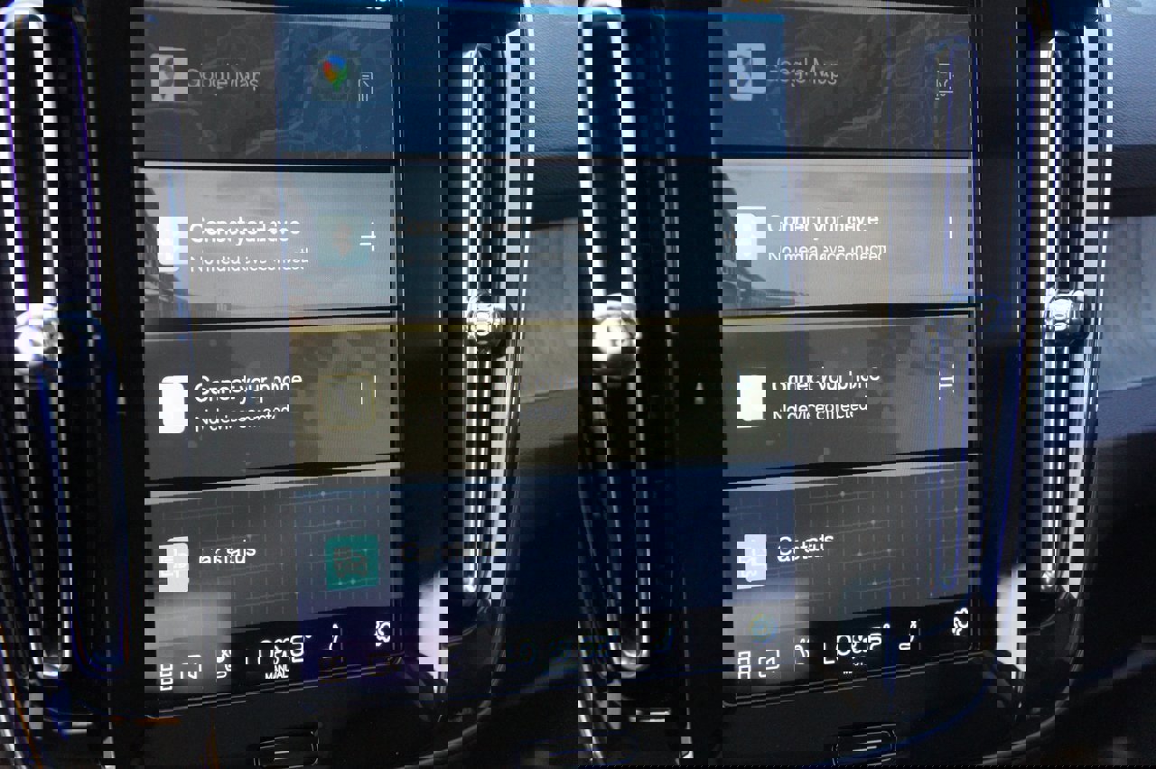 Certified 2025 Volvo XC40 B5 Plus image 22