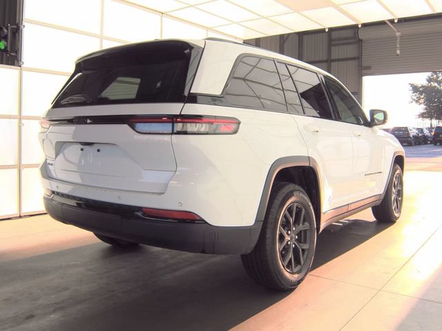 Used 2025 Jeep Grand Cherokee Altitude AWD/4WD image 3