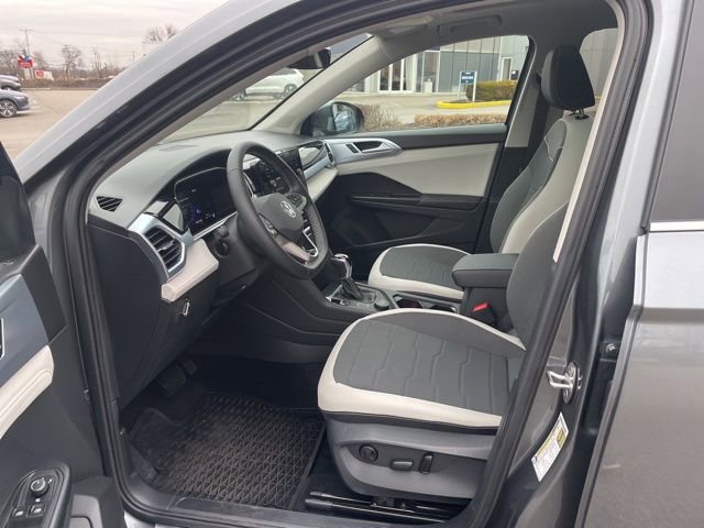 Certified 2025 Volkswagen Taos SE w/ Panoramic Sunroof Package AWD/4WD image 7