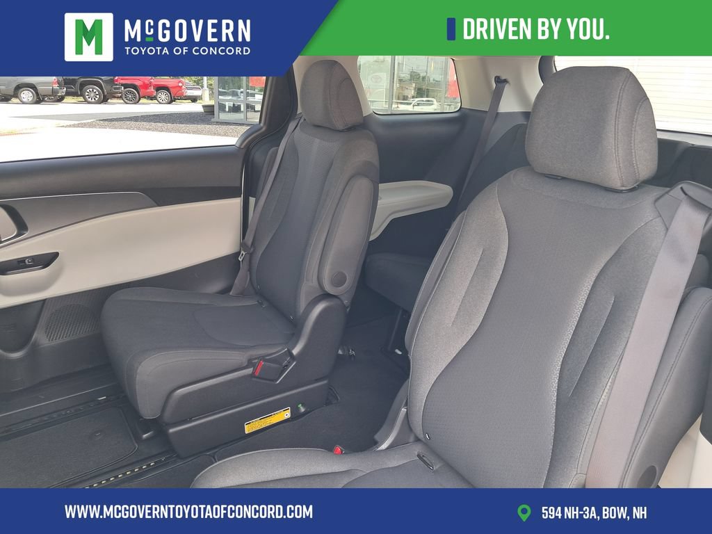Used 2023 Kia Carnival LX FWD image 18
