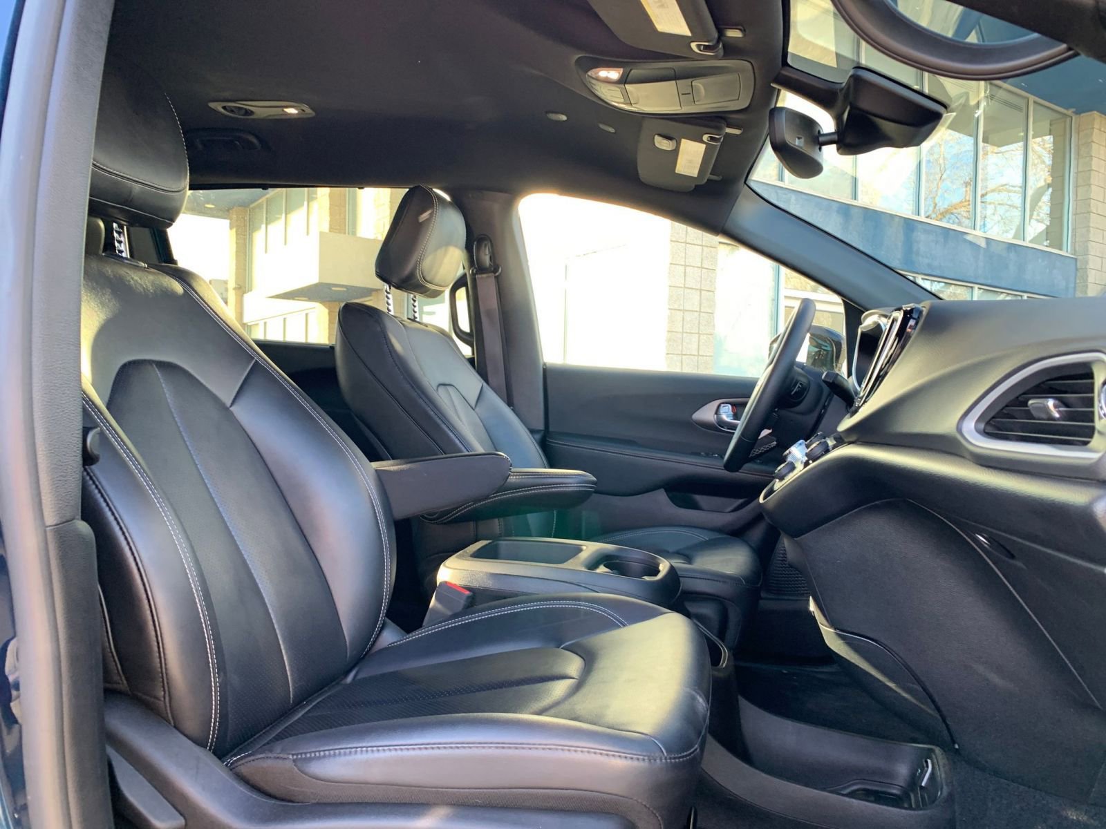 Used 2025 Chrysler Pacifica Select image 39