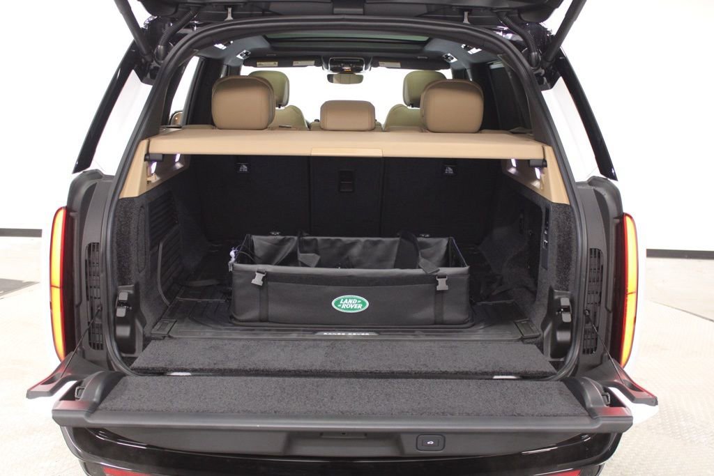Used 2025 Land Rover Range Rover SE image 40