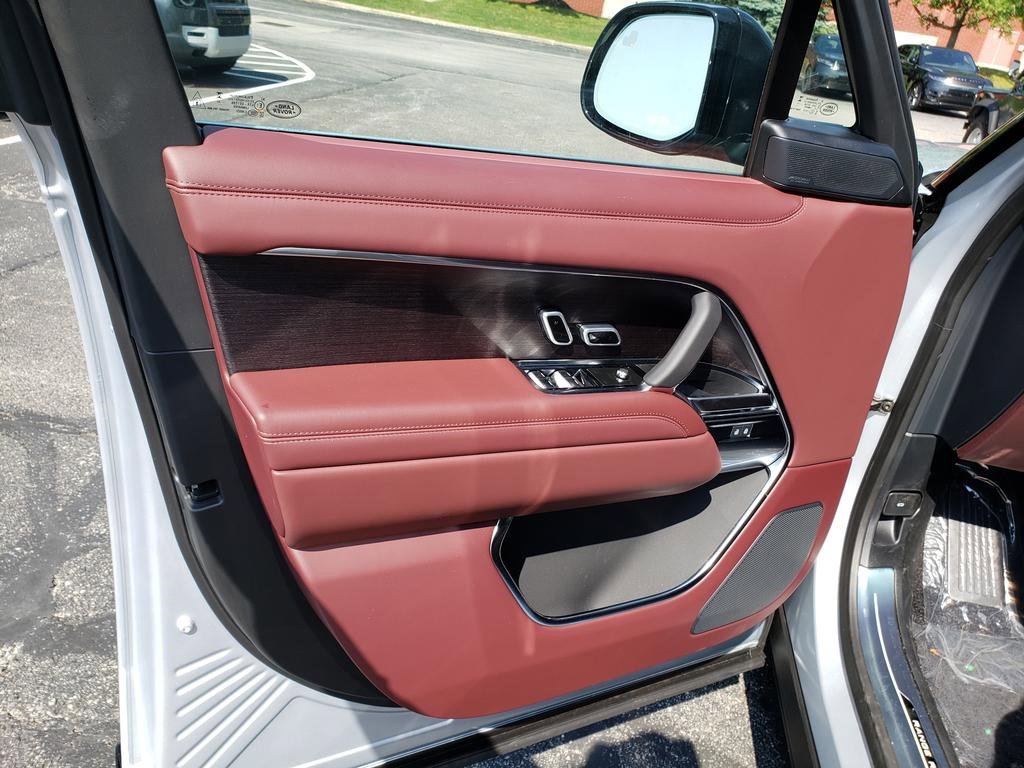 New 2025 Land Rover Range Rover SE image 10