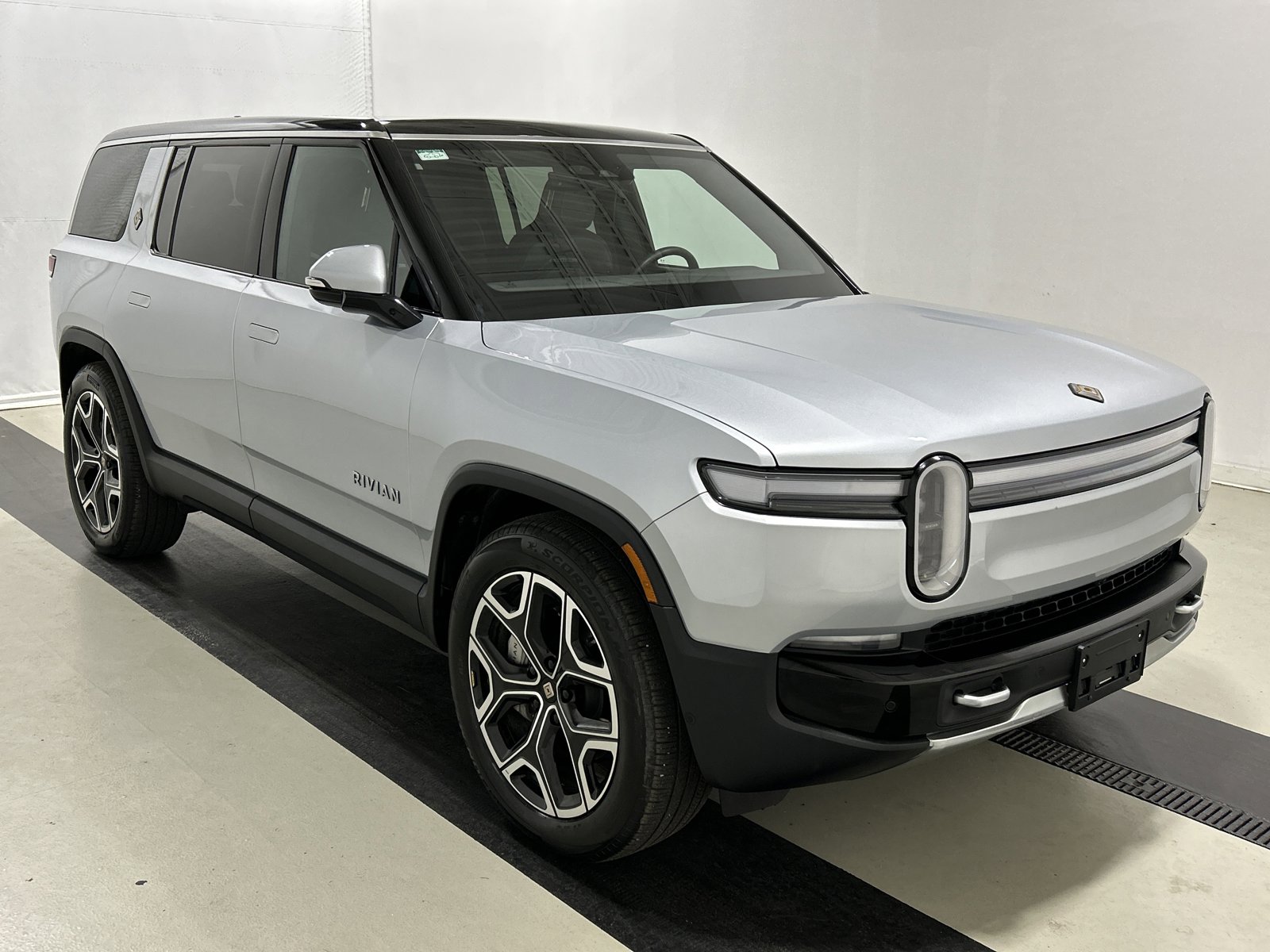Used 2025 Rivian R1S Adventure AWD/4WD image 7