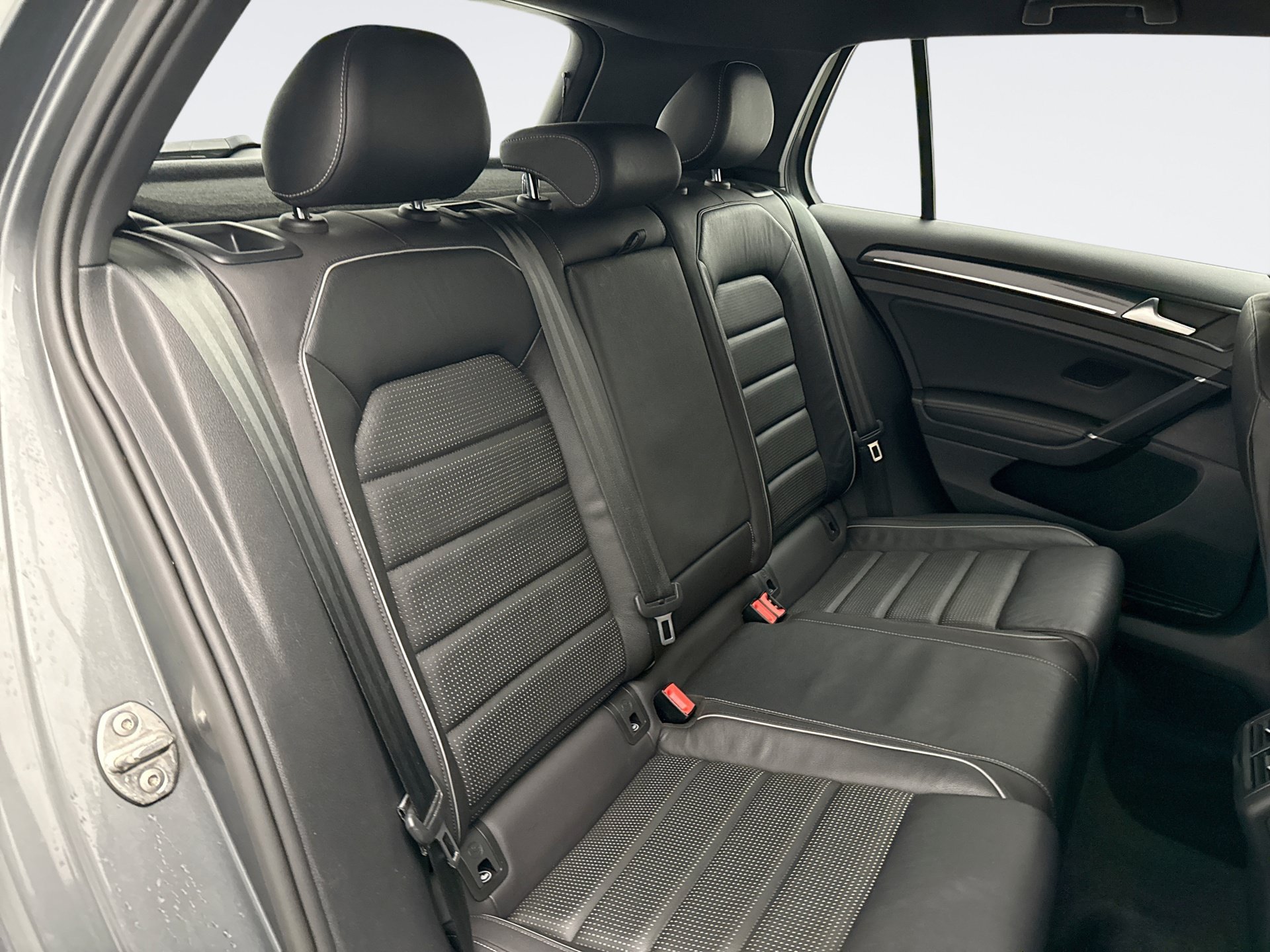Used 2019 Volkswagen Golf R 4-Door AWD/4WD image 18