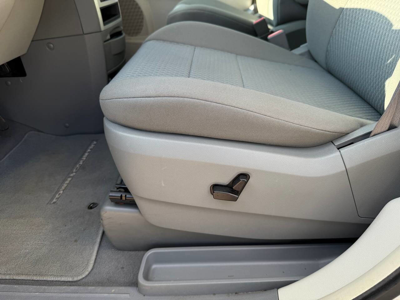 Used 2010 Chrysler Town & Country Touring image 13