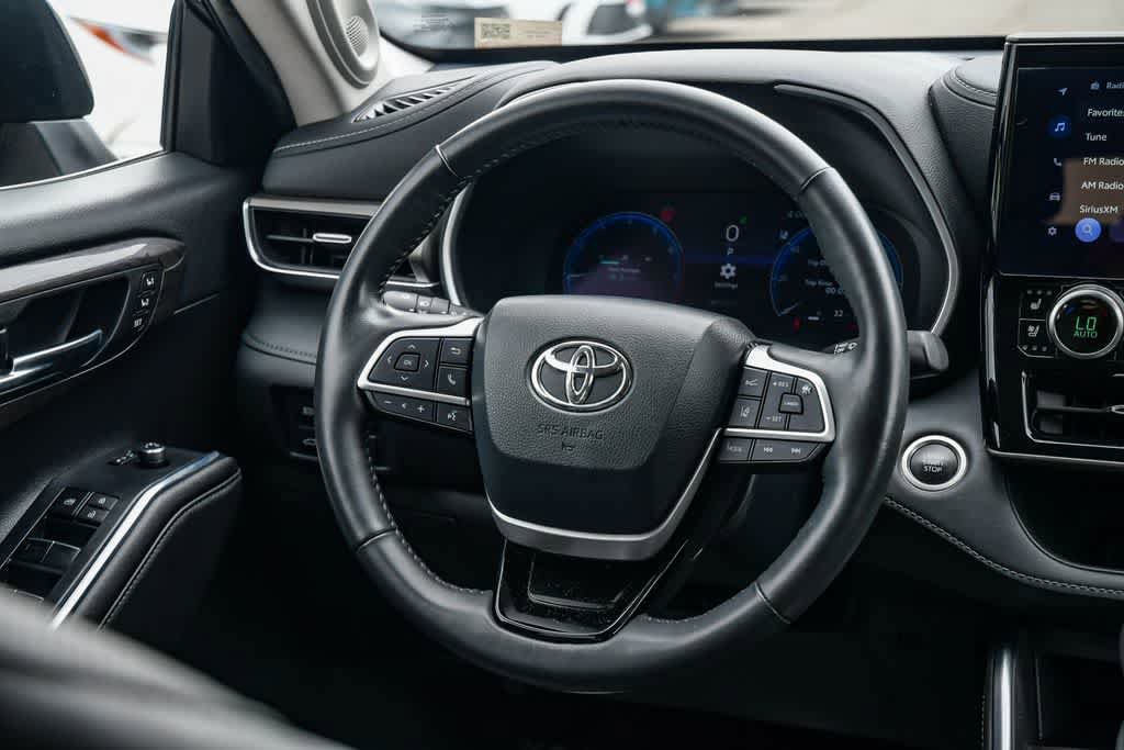 Used 2024 Toyota Highlander Limited FWD image 12