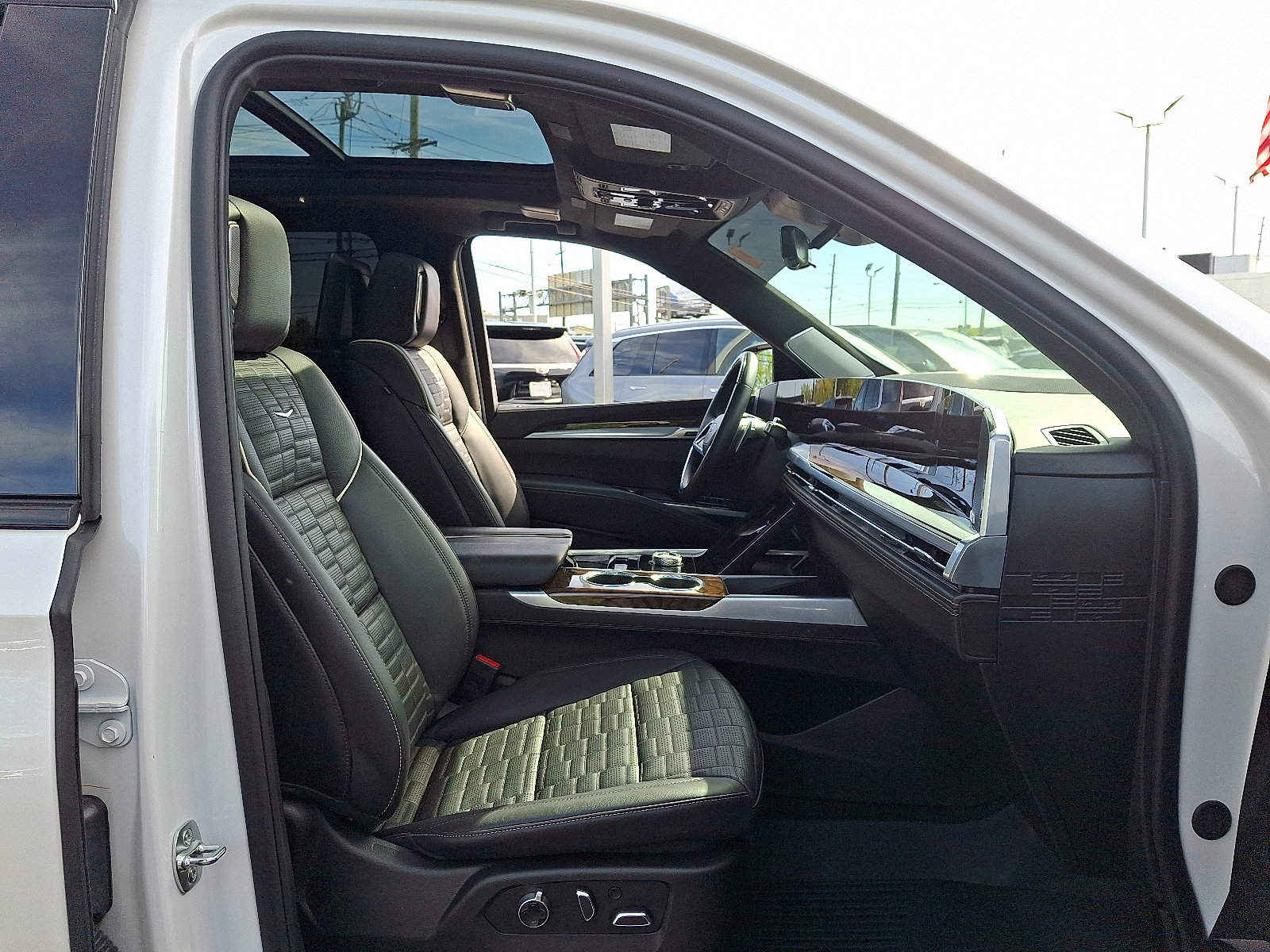 Certified 2025 Cadillac Escalade ESV Sport Platinum w/ LPO, Floor Liner Package AWD/4WD image 20