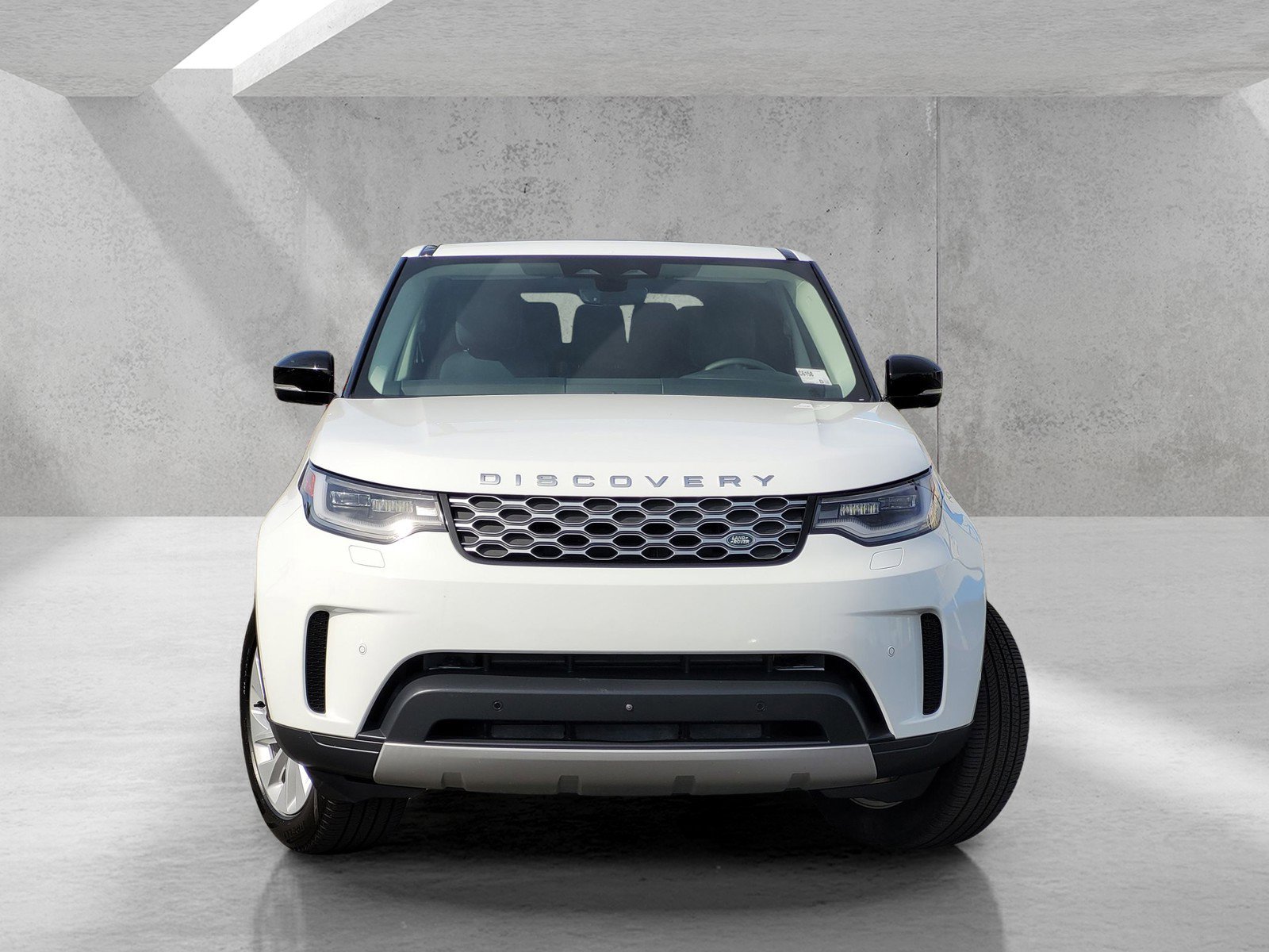 Used 2024 Land Rover Discovery S image 2