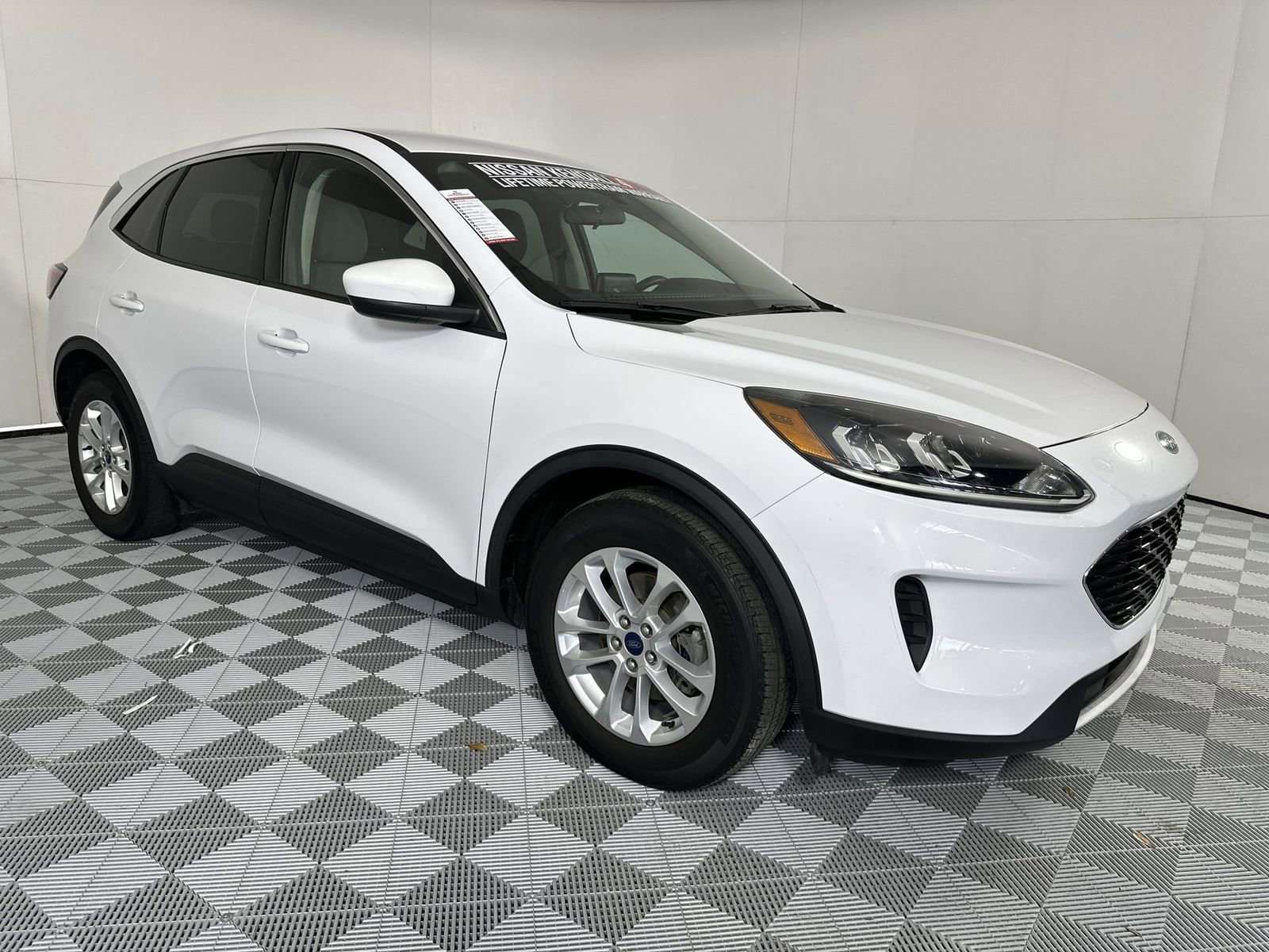 Used 2020 Ford Escape SE image 2