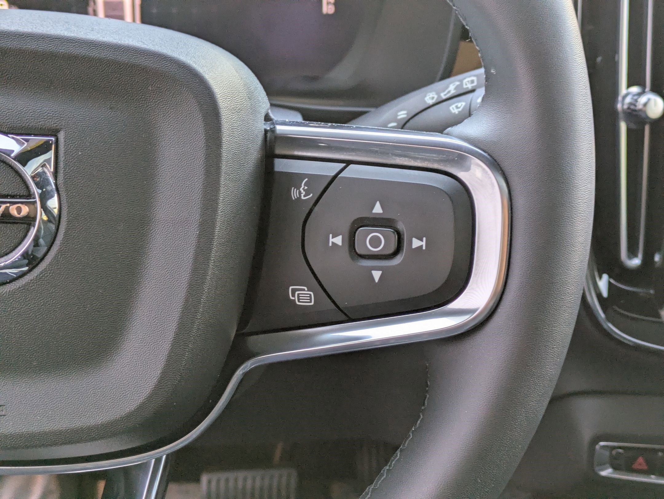Certified 2023 Volvo XC40 Recharge Plus image 18