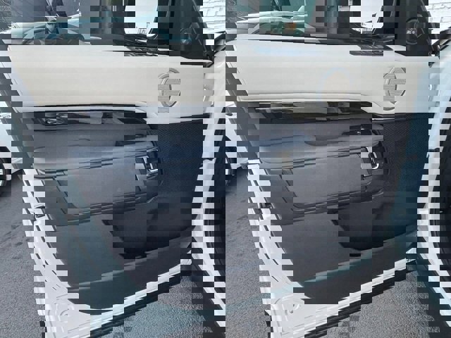 Used 2017 Land Rover Discovery SE image 37