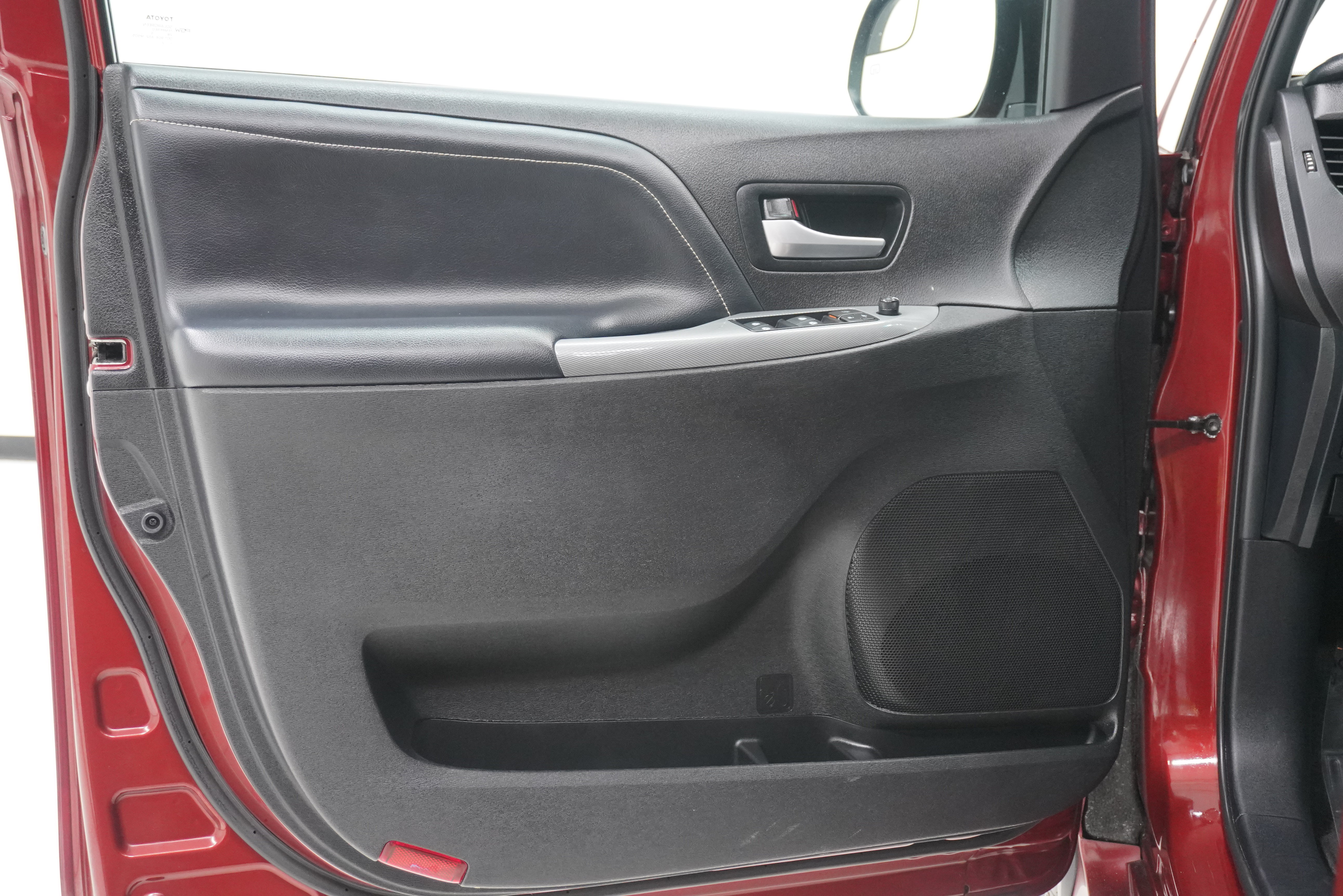 Used 2016 Toyota Sienna SE FWD image 17