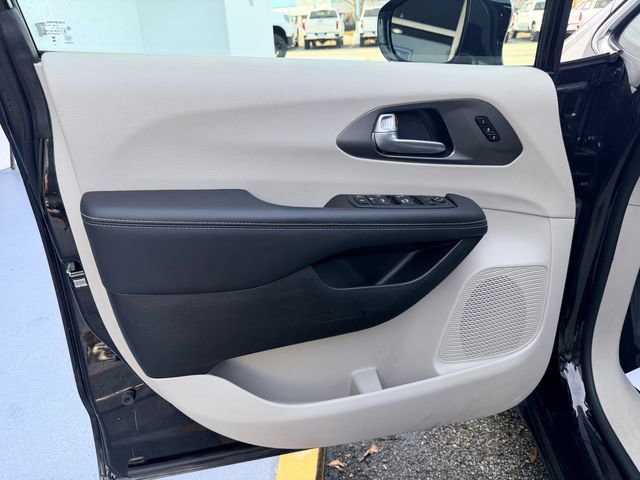 Used 2024 Chrysler Pacifica Touring-L image 10