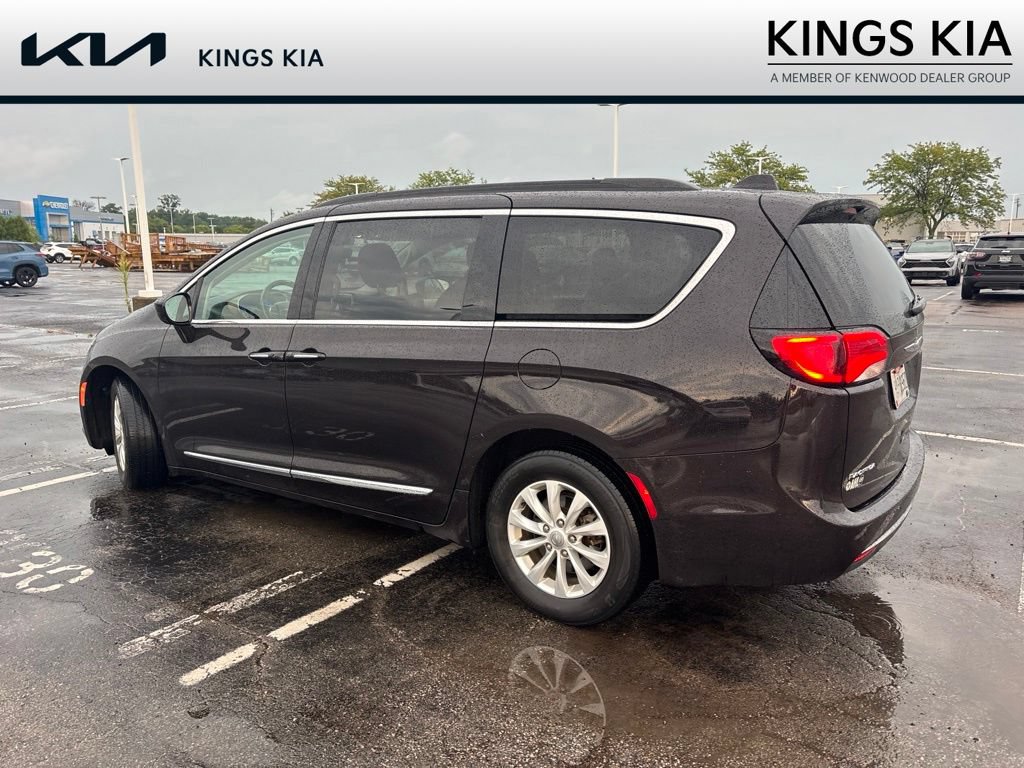 Used 2017 Chrysler Pacifica Touring-L FWD image 8