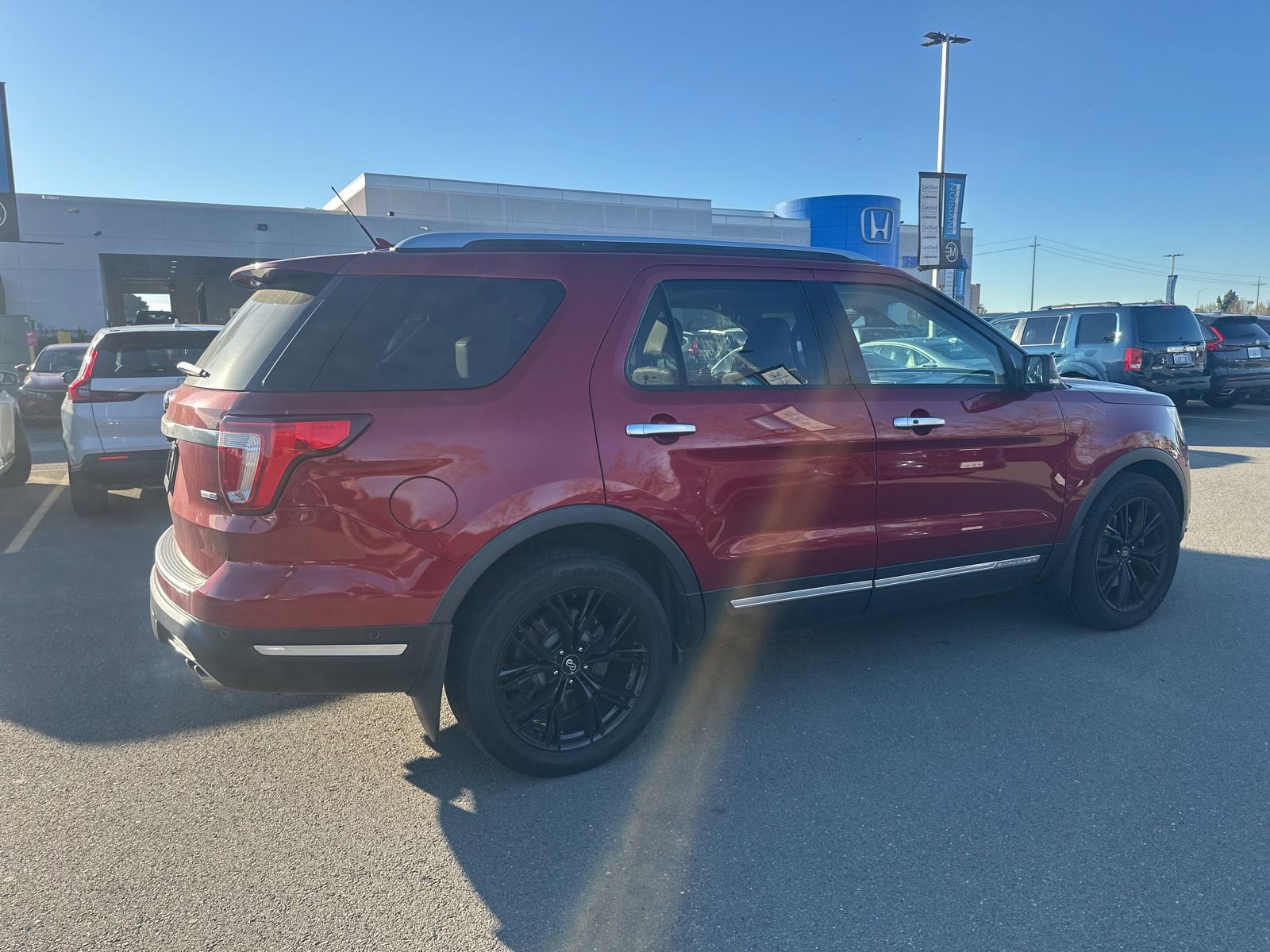 Used 2018 Ford Explorer Platinum image 3