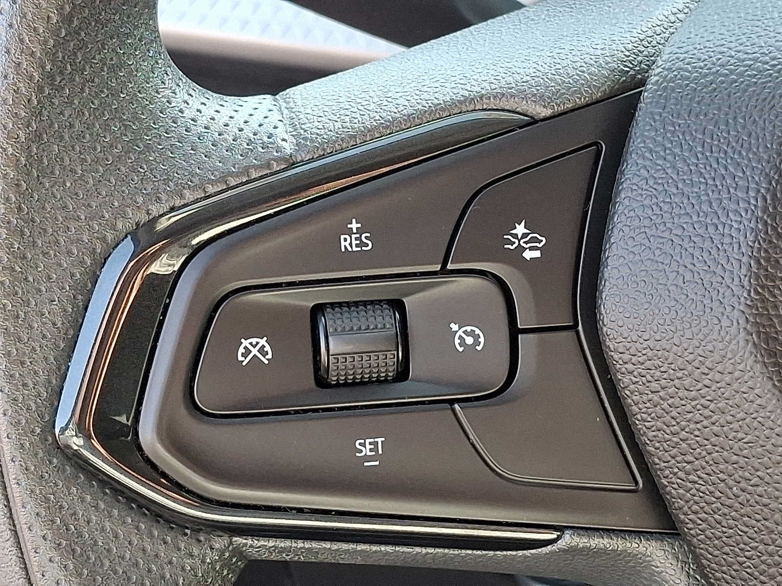 Used 2025 Chevrolet Trax LT FWD image 21