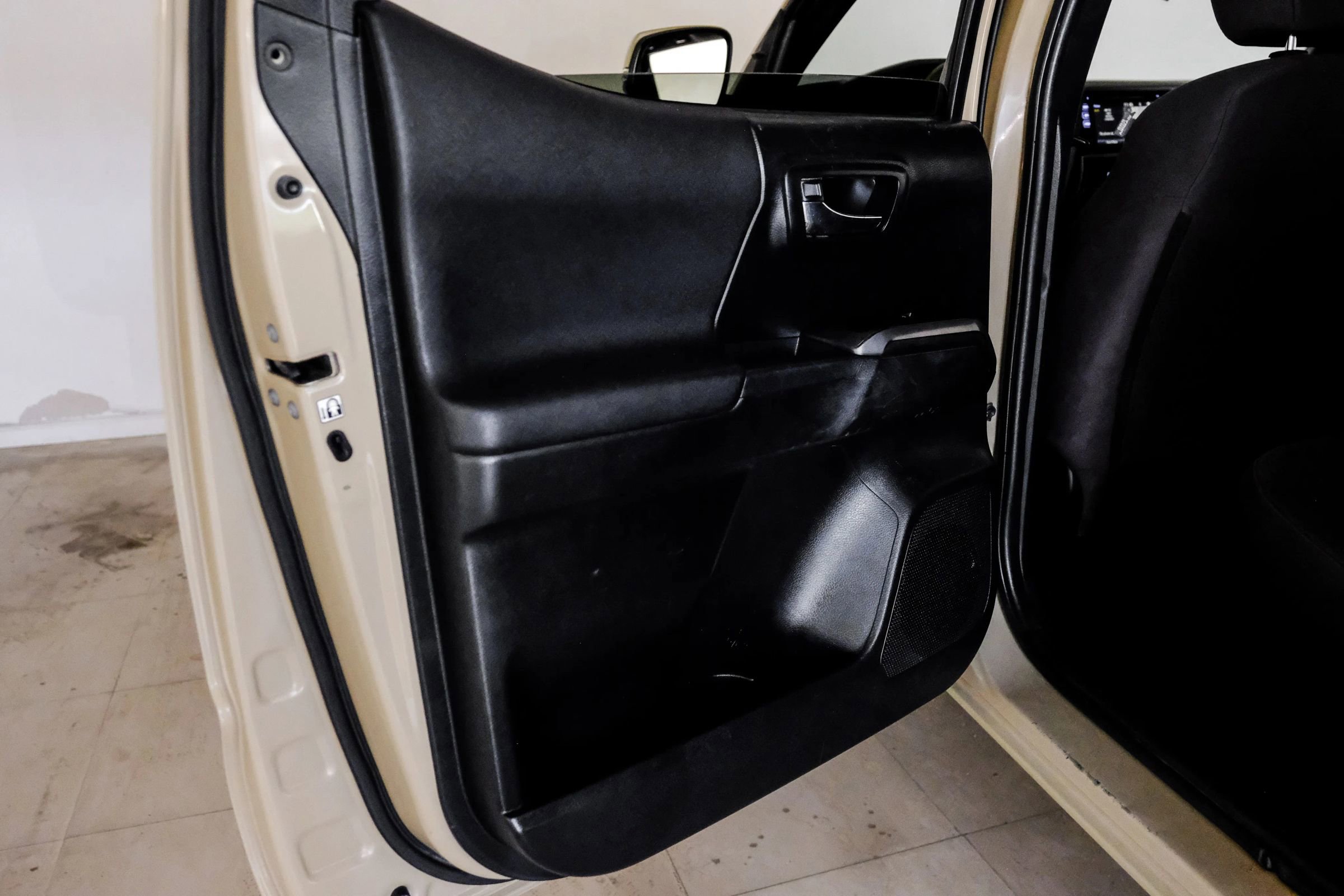 Used 2017 Toyota Tacoma TRD Off-Road image 38