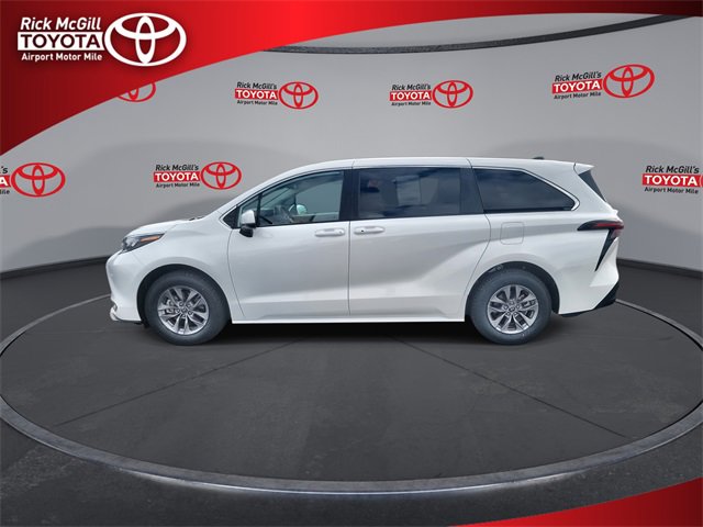 Used 2024 Toyota Sienna LE image 5