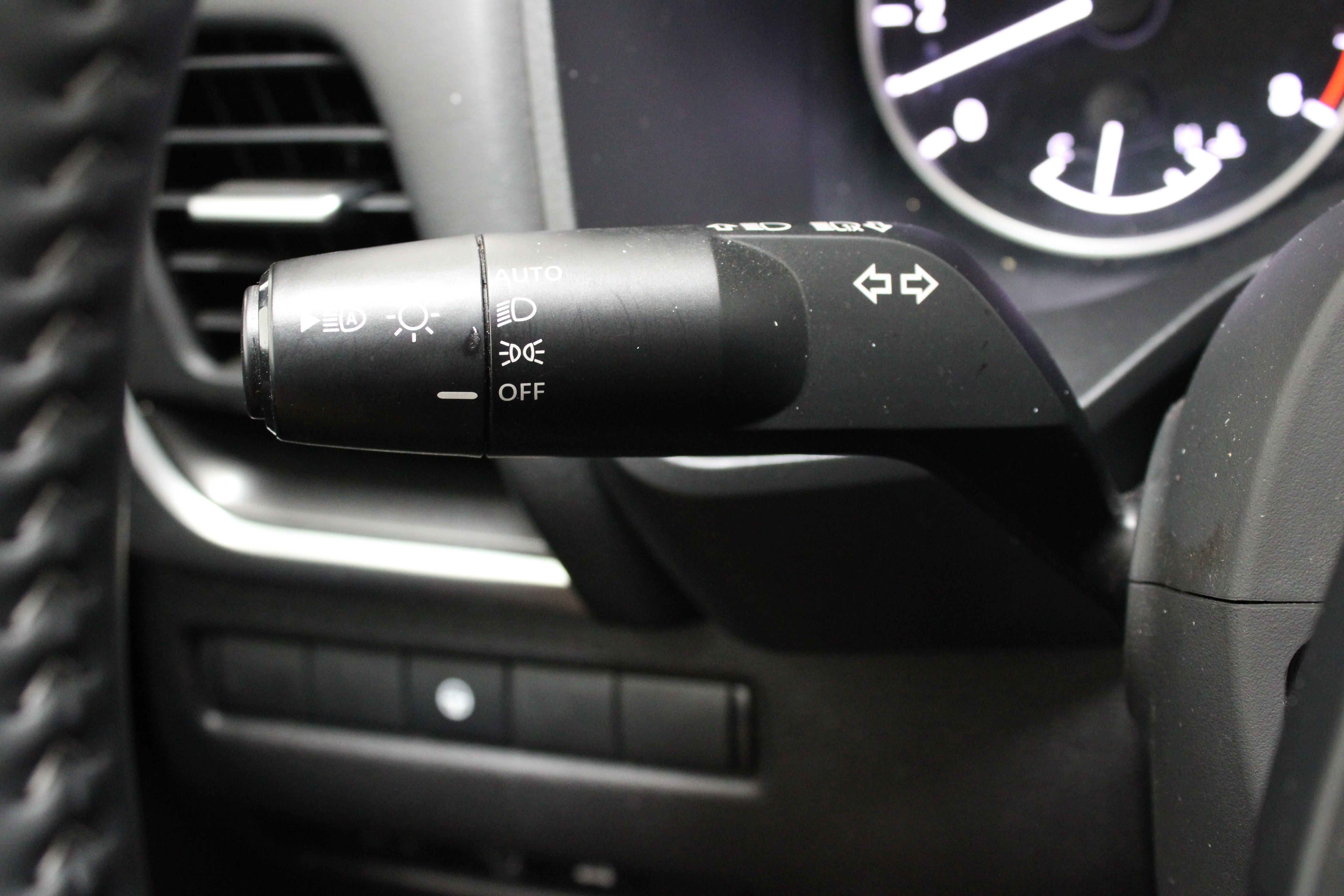 Used 2025 Nissan Rogue SV FWD image 24