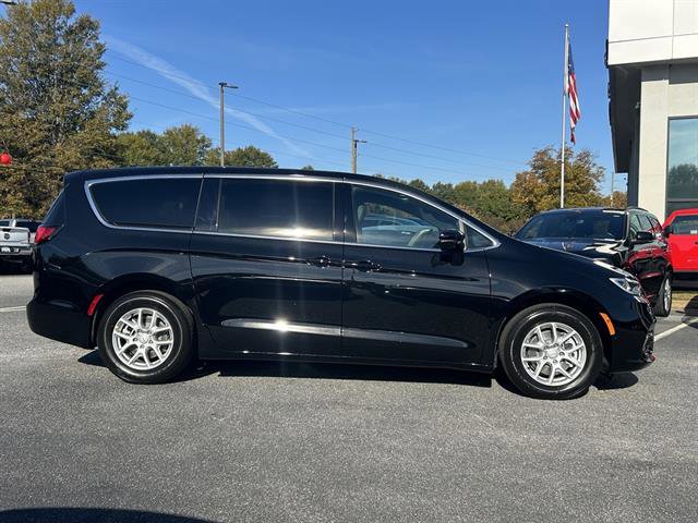 New 2026 Chrysler Pacifica Select image 3