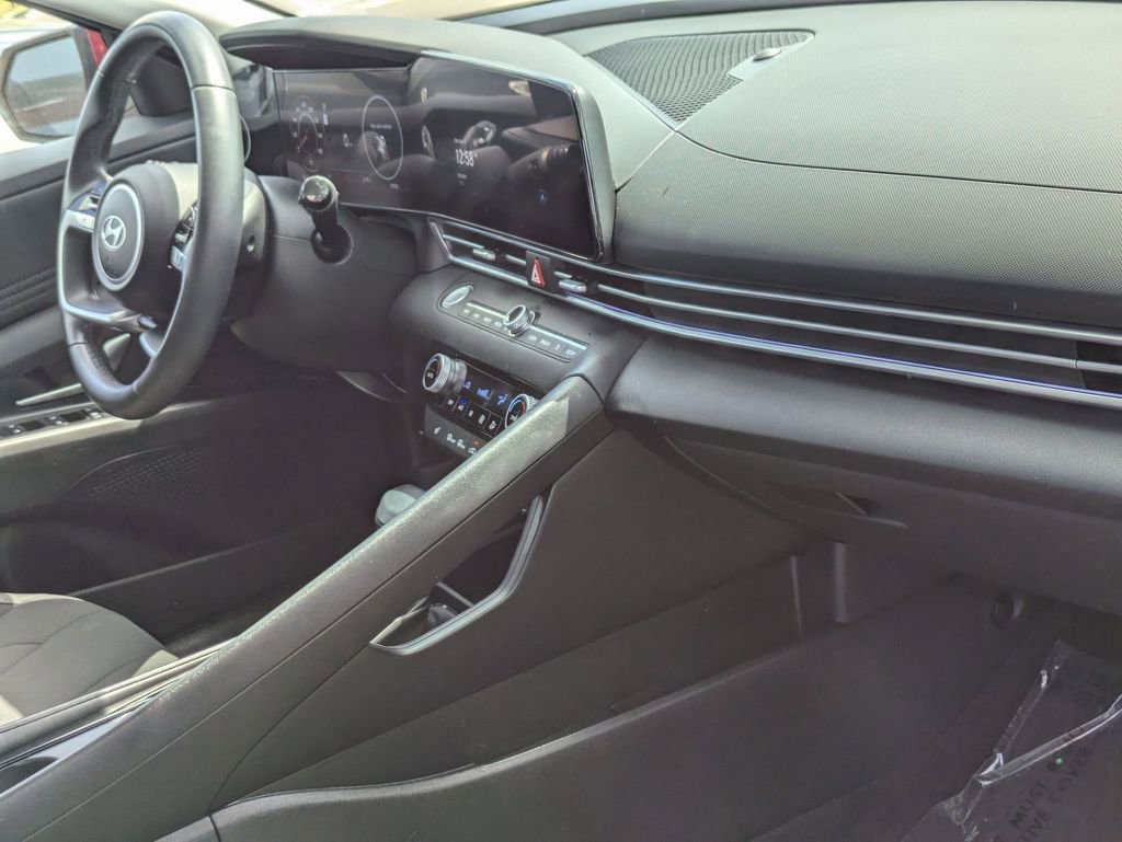Used 2025 Hyundai Elantra SEL FWD image 31