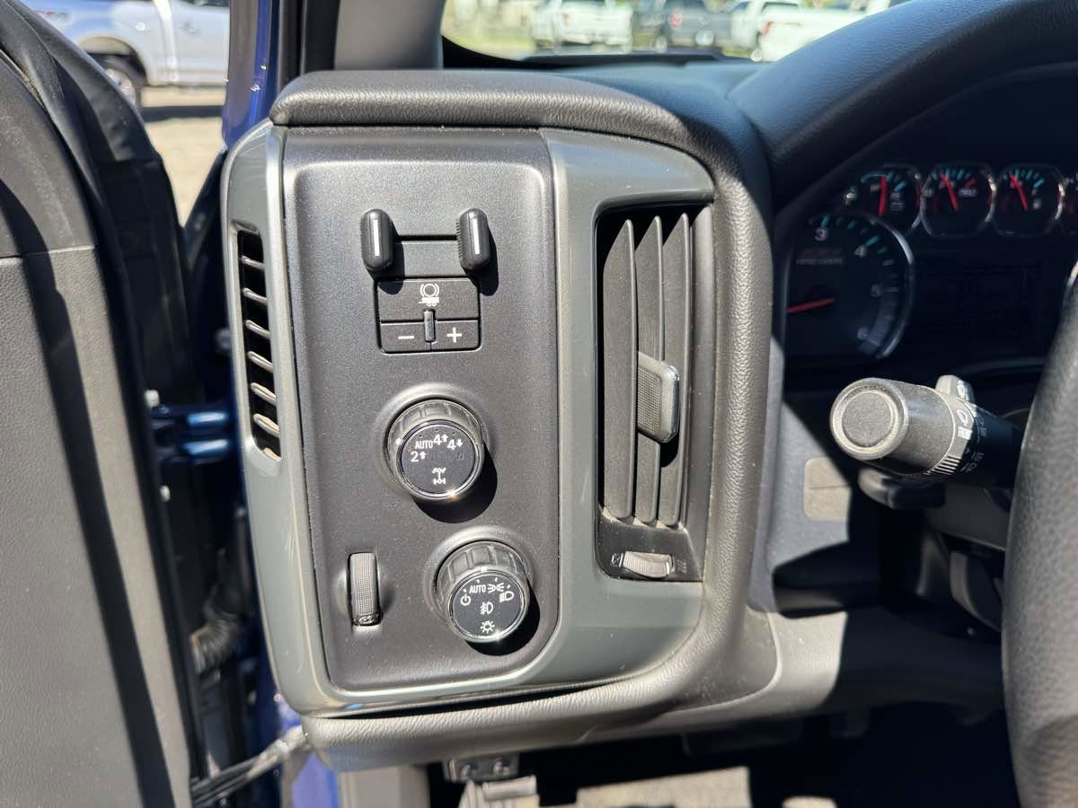 Used 2018 Chevrolet Silverado 1500 LT w/ All Star Edition image 29