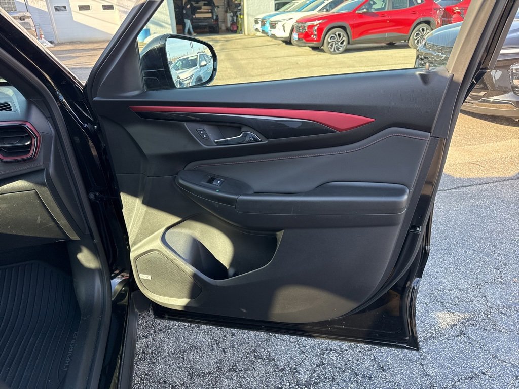 Used 2025 Chevrolet TrailBlazer RS w/ Convenience Package image 9