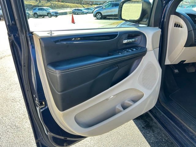 Used 2017 Dodge Grand Caravan SXT image 21