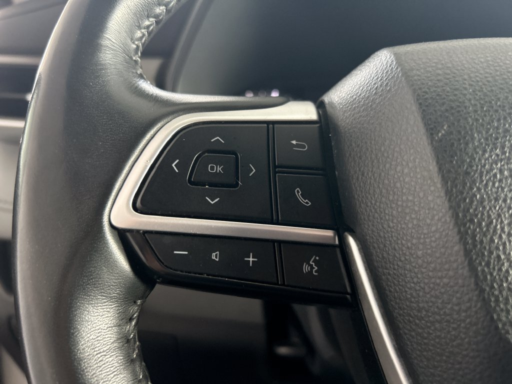 Used 2023 Toyota Highlander LE FWD image 16