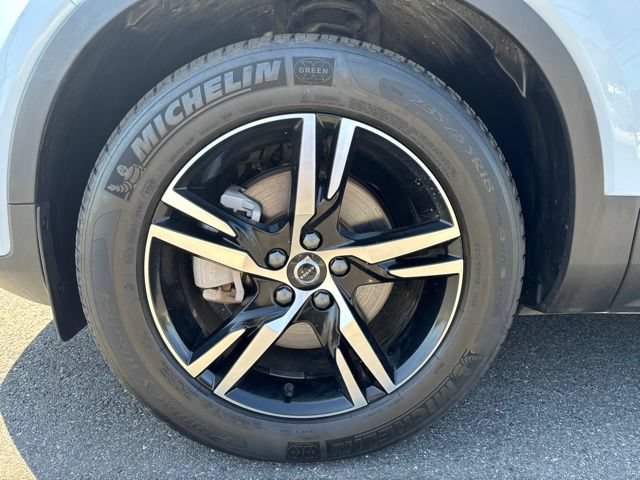Certified 2025 Volvo XC40 B5 Core AWD/4WD image 9